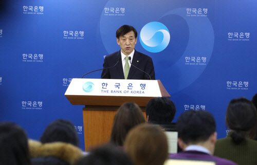 이주열 한국은행 총재가 30일 한은 기자실에서 열린 통화정책 방향 기자간담회에서 기준금리를 기존 연 1.50%에서 1.75%로 0.25%포인트 인상하기로 한 배경을 설명하고 있다. 연합뉴스